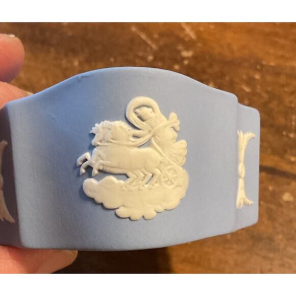 WEDGEWOOD BLUE JASPERWARE SCALLOPED OVAL LID TRINKET BOX /MARKED - Picture 8 of 11